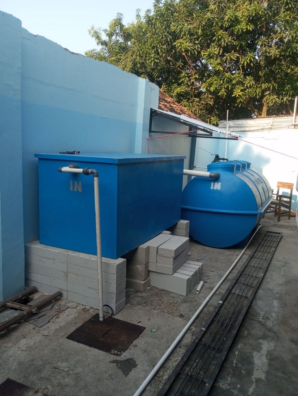Instalasi septic tank dan STP BIOVIA di area rooftop/upper floor, solusi hemat lahan untuk gedung komersial