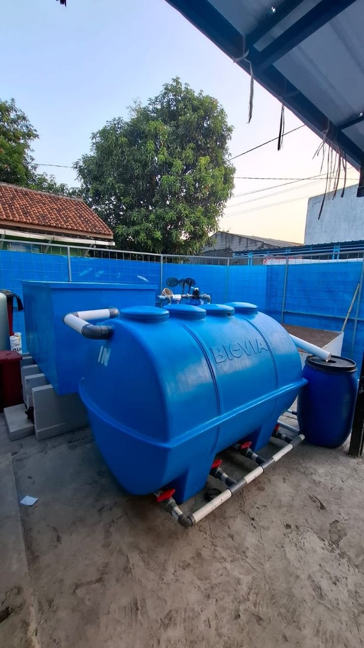 Instalasi BIOVA modular STP dengan ruang kontrol, system perpipaan PVC standar food-grade, finishing rapi