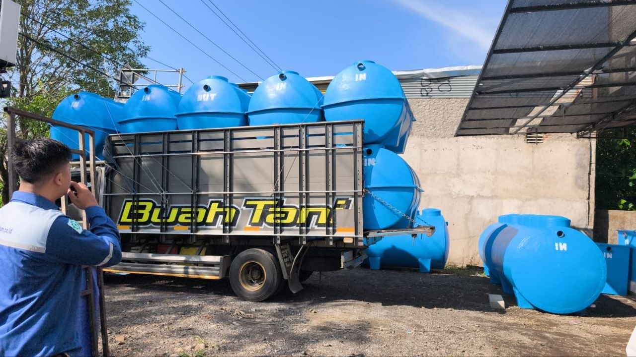 Multi-unit tangki BIOVIA fiberglass biru berkapasitas besar siap kirim dari workshop PT Yuan Adam Energi cabang Kabupaten Semarang