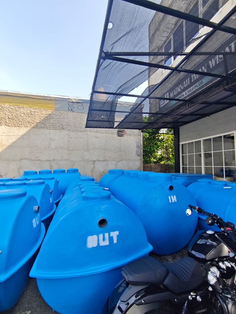 Stok tangki BIOVIA fiberglass biru kapasitas medium di workshop PT Yuan Adam Energi cabang Kabupaten Semarang — siap kirim ke klien