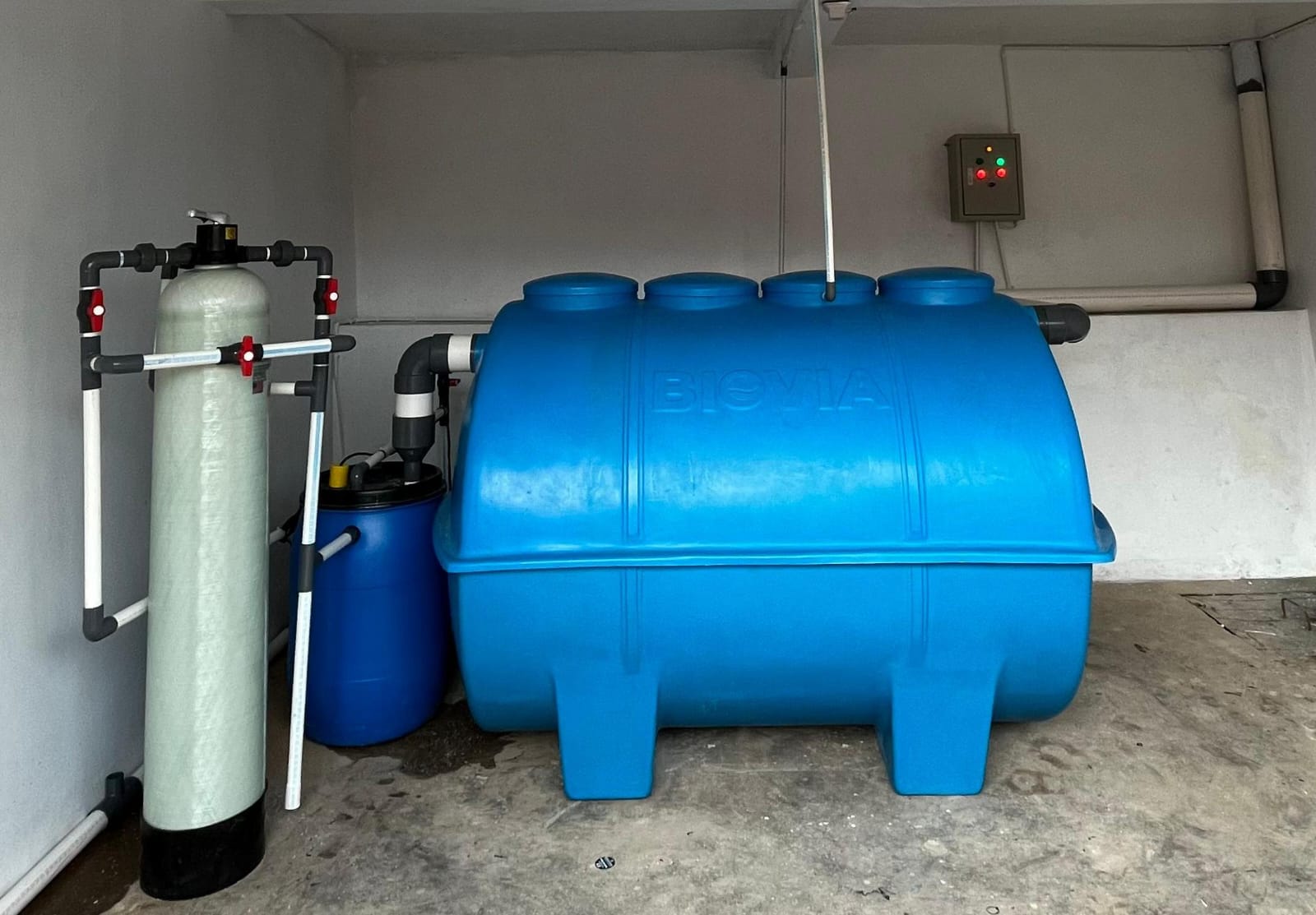Tangki STP BIOVIA fiberglass biru dengan filter FRP di ruang mesin, siap operasi untuk klien industri